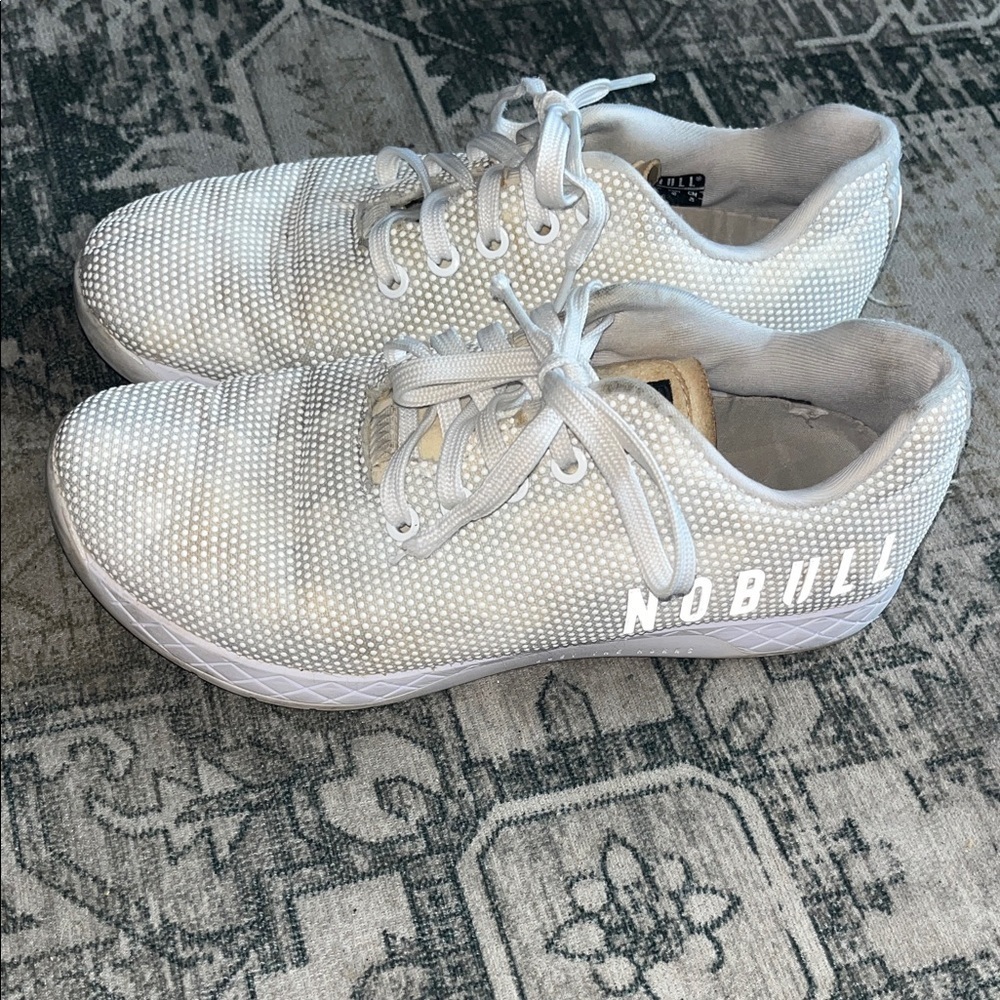 NOBULL unisex Gray and White Training Shoes men’s 7 women’s 8.5